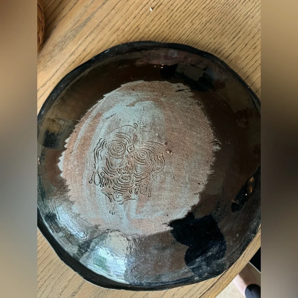 Vintage Black Glazed Pottery Plate with Abstract Face Design – 13" Handmade - Picture 5 of 7